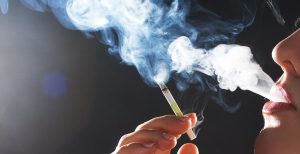 echar bocanada de humo a la cara